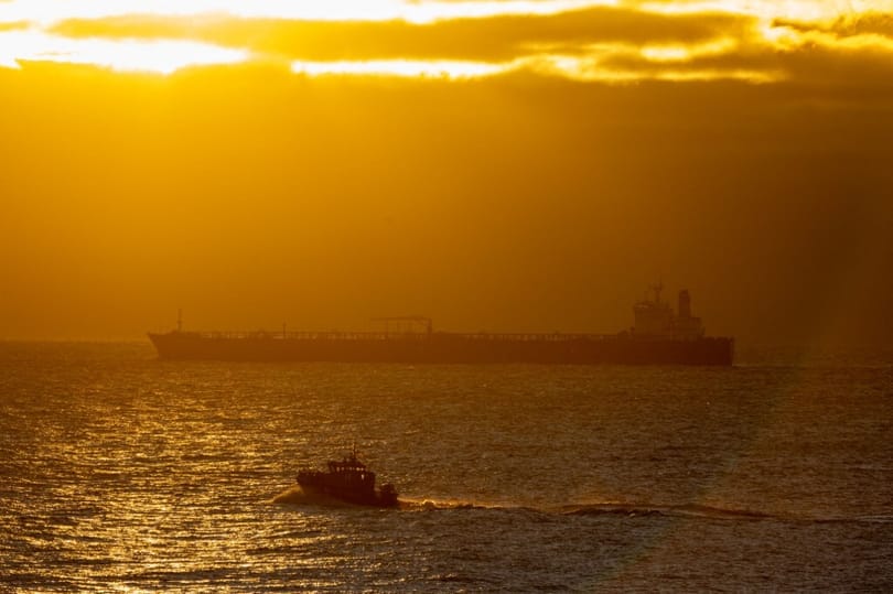 Orosz árnyéktanker rekedt a Balti-tengeren, német kikötőbe vontatták