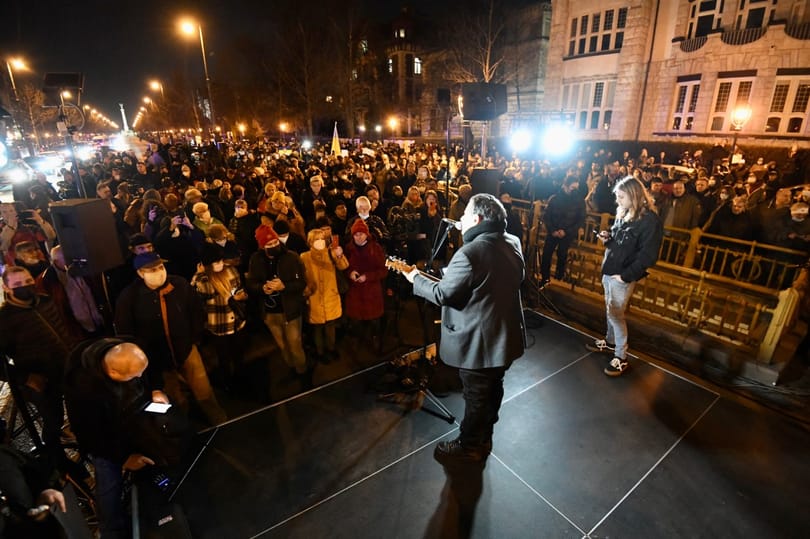 „Orbán Putyin barátjaként a háború barátja lett” – ellenzéki tüntetés az orosz nagykövetség előtt