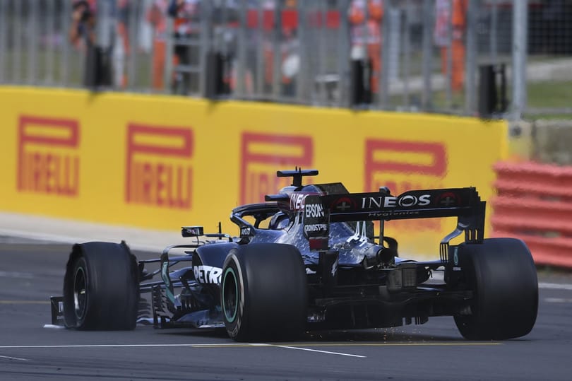 Hamilton rajt-cél győzelmet aratott a Brit Nagydíjon