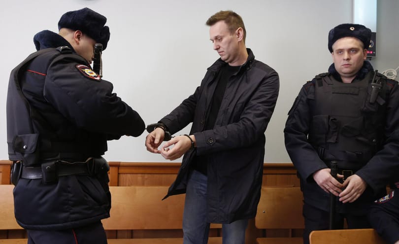 Jönnek a választások, Navalnij ismét rács mögött