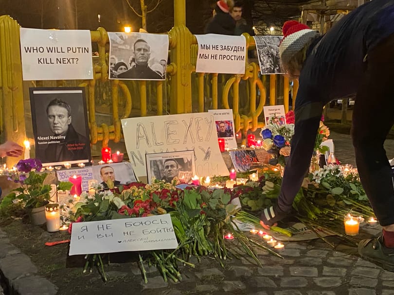 Megemlékezést tartanak Navalnijról az orosz nagykövetség előtt