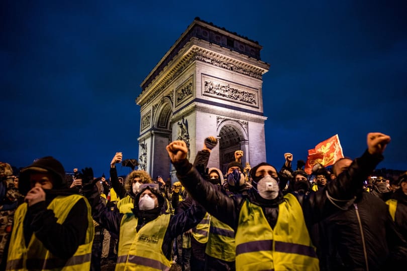 A francia kormányfő bejelentette az üzemanyagadó befagyasztását