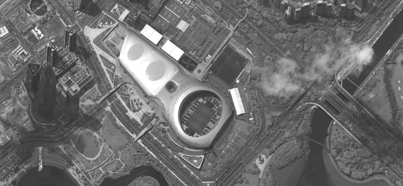 Műholdfelvételek mutatják, ahogy a hongkongi határnál egy stadionban várakoznak a kínai hadi járművek