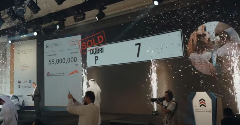 Nem egy Bugattira vagy Ferrarira, hanem egy Teslára került a világ legdrágább rendszáma