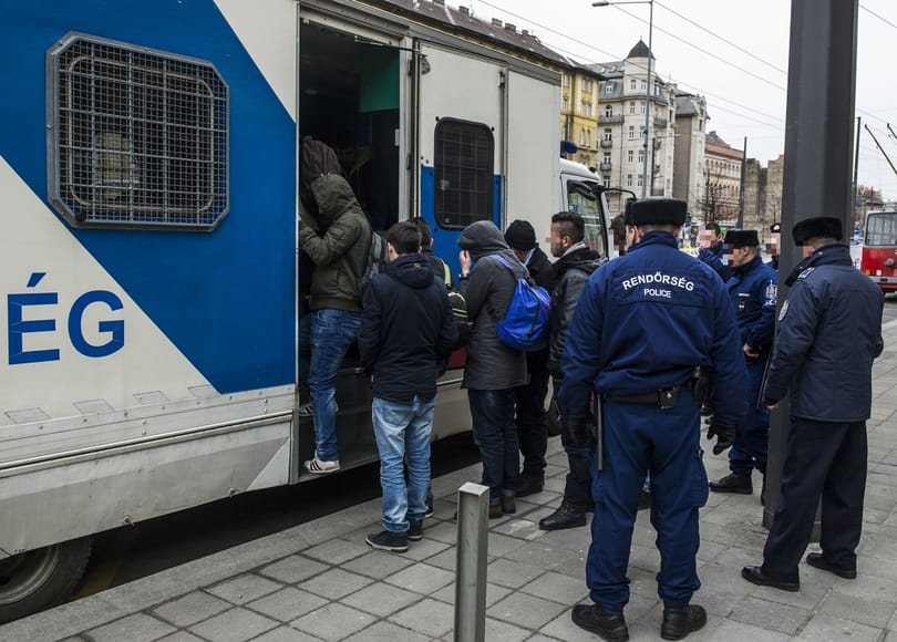 Orbán már a látszatra sem ad menekültügyben