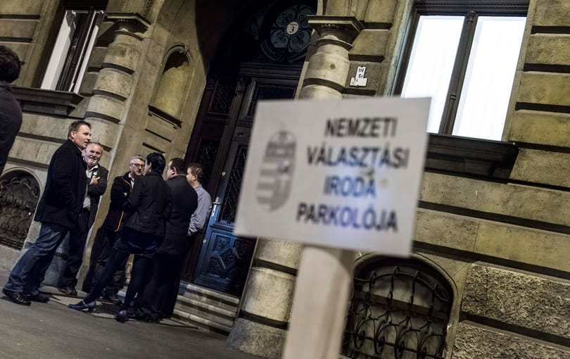 A kopaszok híváslistáit is ellenőriztetné az MSZP