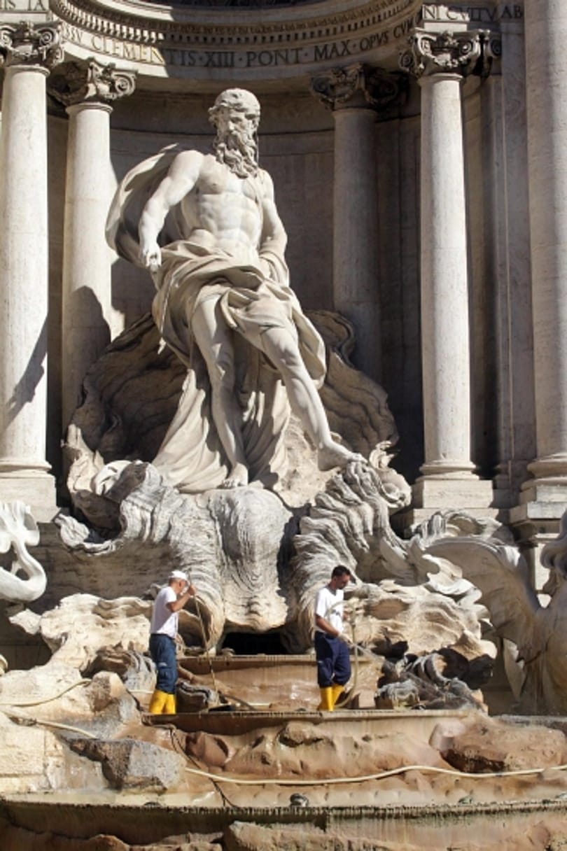 Rengeteget ölnek a Trevi-kútba