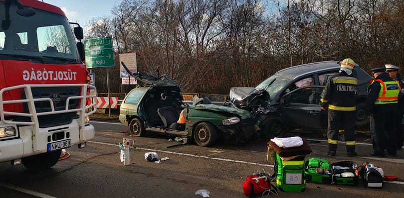 Három autó ütközött Mezőkövesdnél, egy ember meghalt