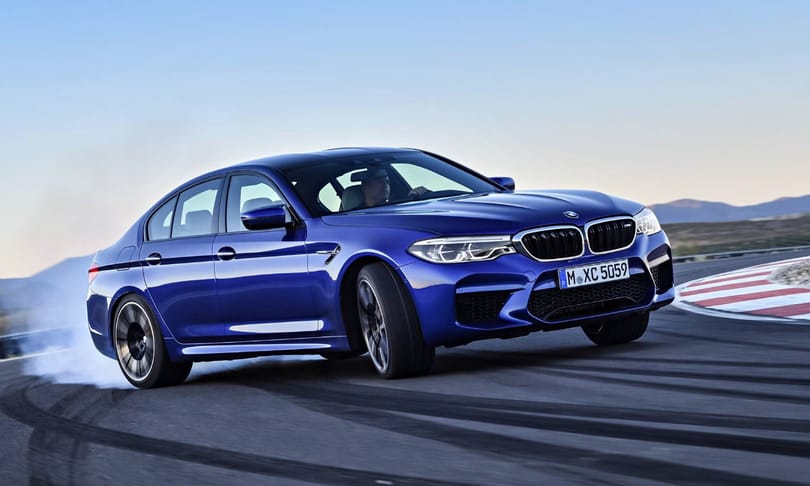 Itt az új BMW M5: félelmetes lap az autóskártyában