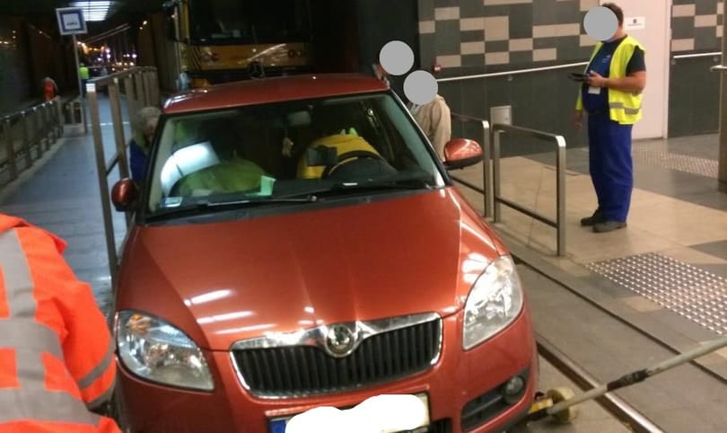 Jó buli lehetett: a 2-es villamos alagútjába állt be egy autós szombaton