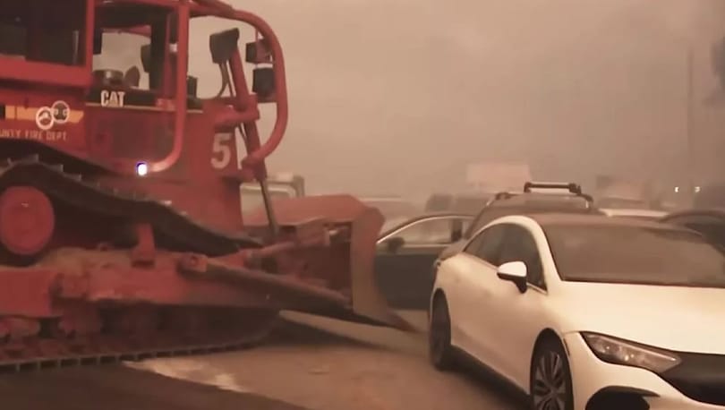 Hatalmas buldózerekkel takarítják el az útban lévő autókat a Los Angeles-i tűzvésznél – videó