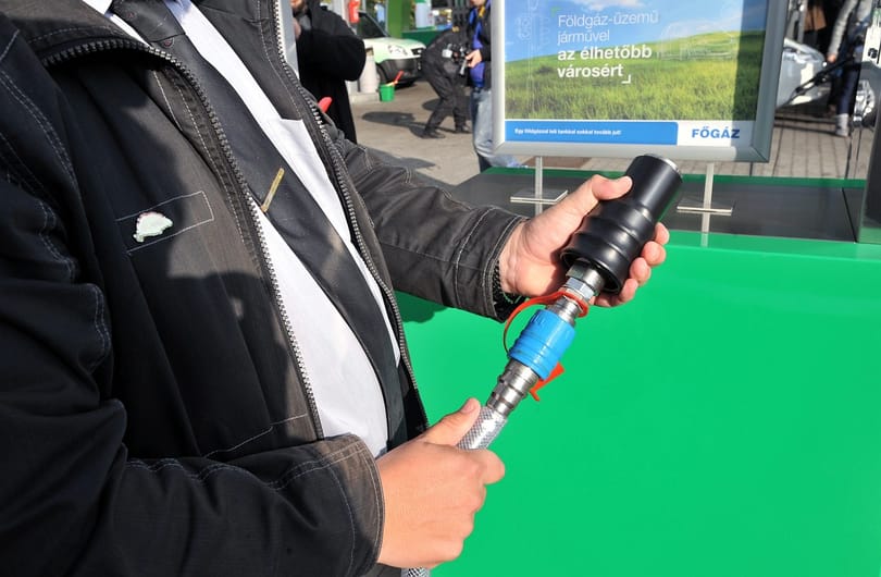 Egekben a benzinár: megjelentek a csalók is