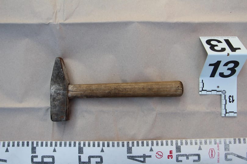 Téglákkal és karddal estek egymásnak szilveszter este