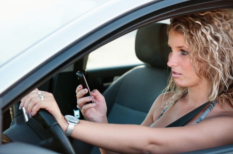 Az autóst akkor is büntethetik, ha csak kinyomja a telefonját