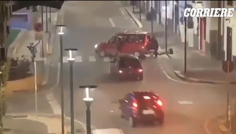 Levideózták, ahogyan a szilveszteri durrogtatás közben kirámolnak egy üzletet