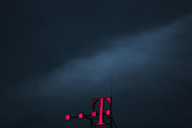 A Békés megyei önkormányzat férfiai is szerződést bontanak a Telekommal