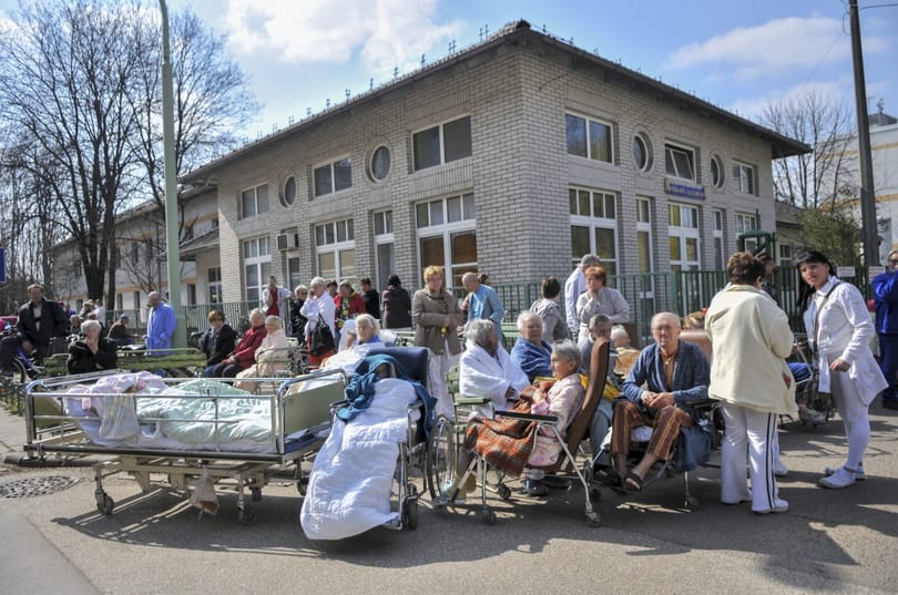 Fotó: Beteg fenyegetőzés miatt volt tele betegekkel a kórházudvar