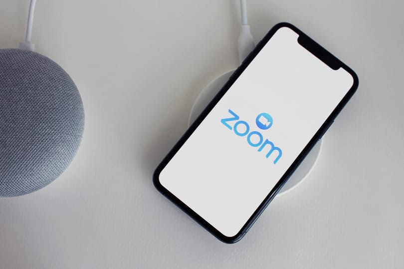 Nagyot zuhantak a Zoom részvényei, miután bejelentették a 90%-os koronavírus-vakcinát