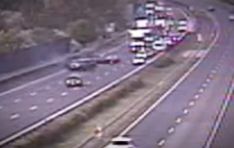 A vétlen autóst passzírozták a zajvédő falra az M7-esen – videó
