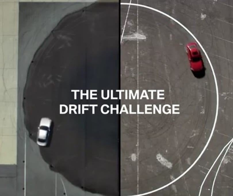 Drift párbajra hív egy profi versenyzőt a BMW sofőr nélküli autója