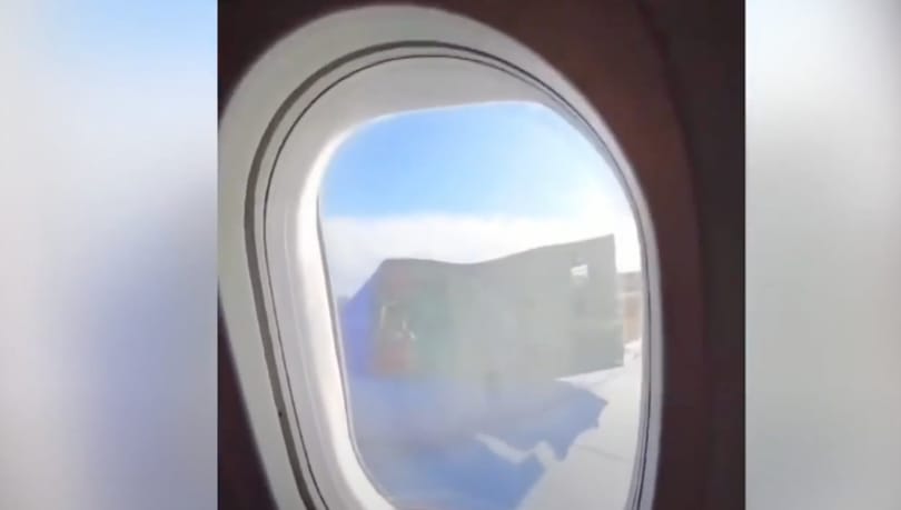 Felszállás közben elkezdett széthullani egy Boeing repülőgép hajtóműve – videó