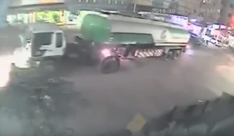 Autóba tolatott a tanker, aztán az egész belobbant – videó