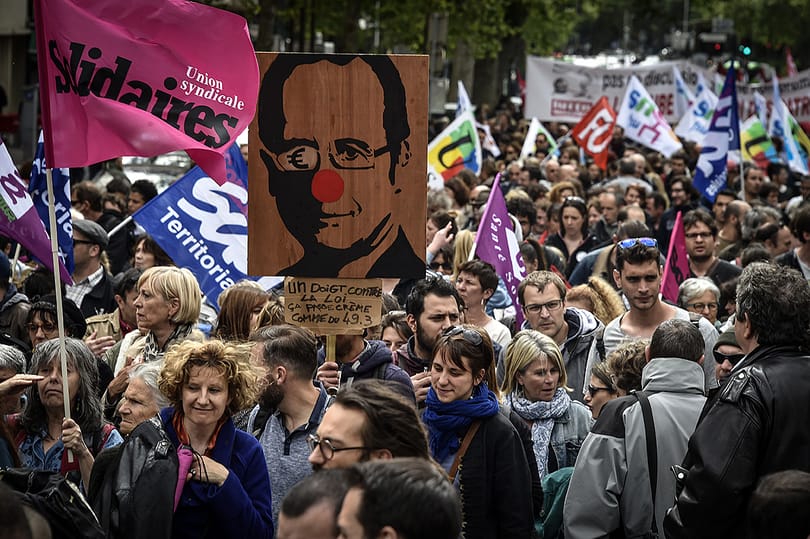 A szakszervezetek sakkban tartják Franciaországot, de a kormány nem hátrál