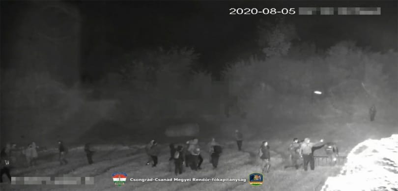 Létrával jött száz menekült a kerítéshez, volt, aki a rendőröket provokálta – videó