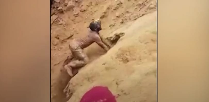 Puszta kézzel ásta ki az embereket a beomlott aranybányából – videó