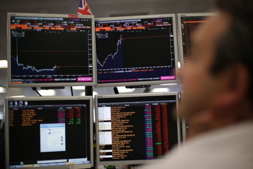 Tovább esnek a New York-i indexek, az európai piacot is megrázta az amerikai bezuhanás