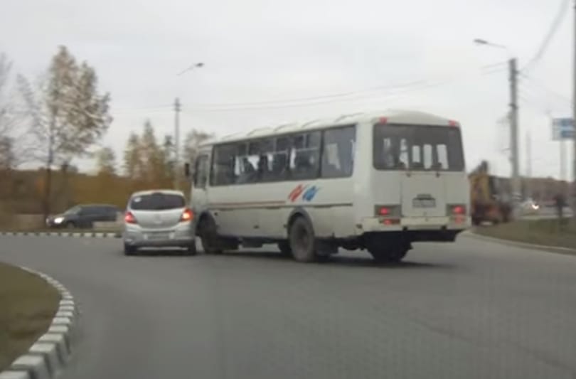 Oroszországból szeretettel: így ne hajtson ki a körforgalomból - videó