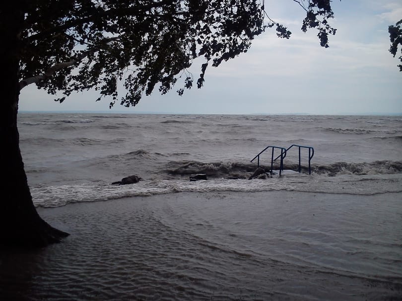 Jönnek a viharok, van, ahol már most háborog a Balaton – fotók