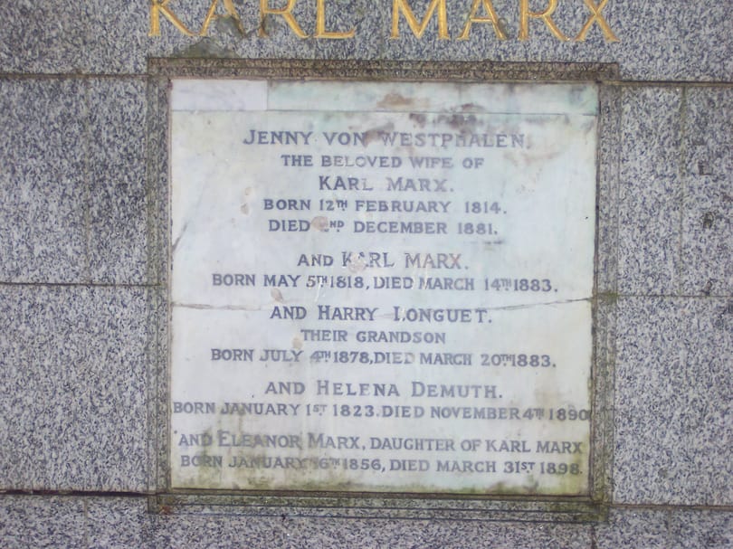 Kalapáccsal estek neki Karl Marx síremlékének