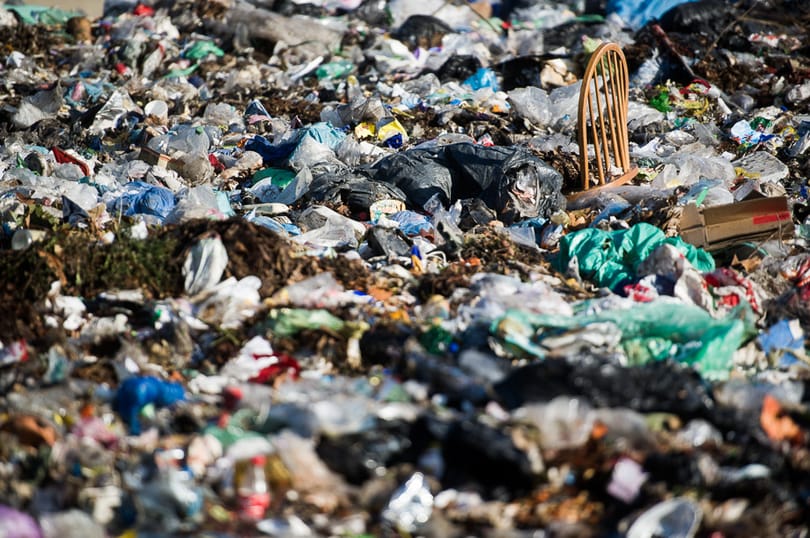 100 köbméternyi szemét gyűlik egy falu határában