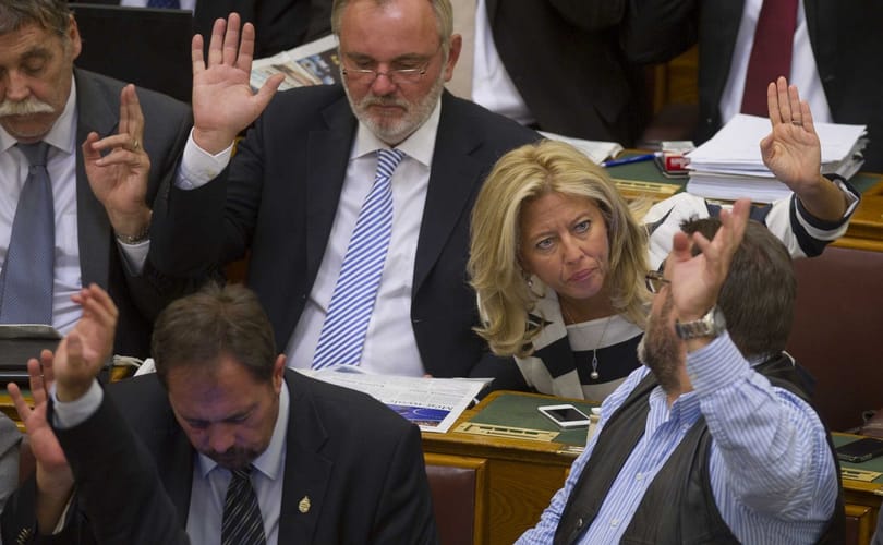 Így tartja egyben a kétharmadot Orbán, Lázár a szociktól tanult frakcióvezetést