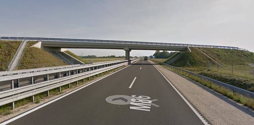 Hetven métert csúszott egy Suzuki az M86-os szalagkorlátján