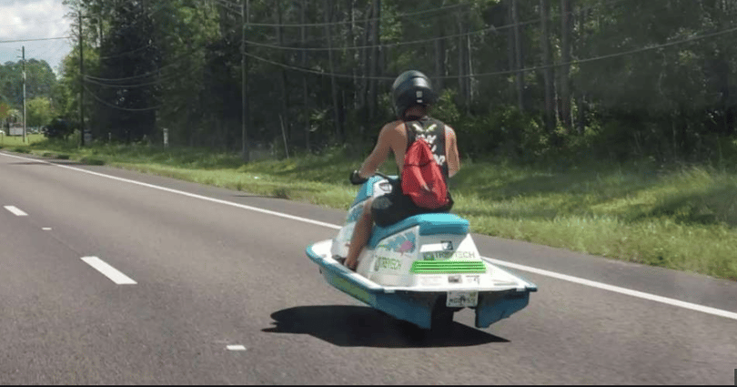 Egy jetski robog az autók közt a forgalomban – videó