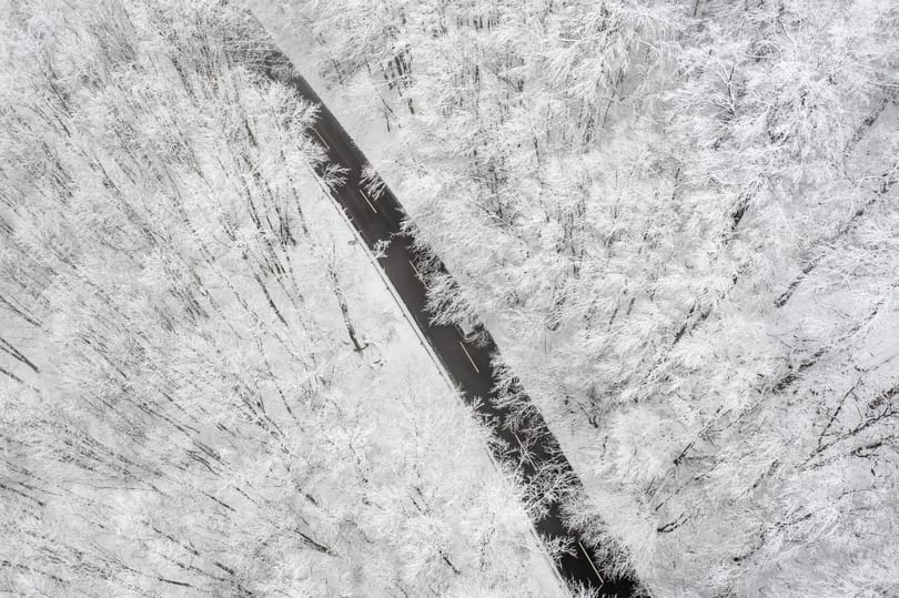 Elakadtak a hóban a győri fővonal vonatait pótló buszok