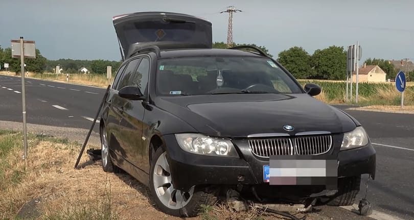 Kifutott a vonat elé, hogy elkerülje az ütközést egy balesetező sofőr