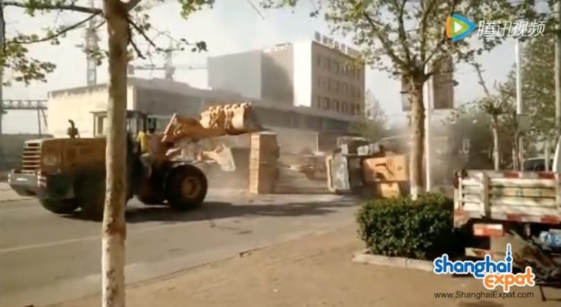 Gigászi csata volt: buldózerekkel mentek egymásnak a kínai munkások – videó