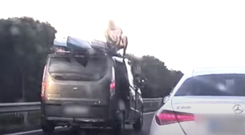 Menet közben igazgatta a rakomány rögzítését egy utas az M3-ason