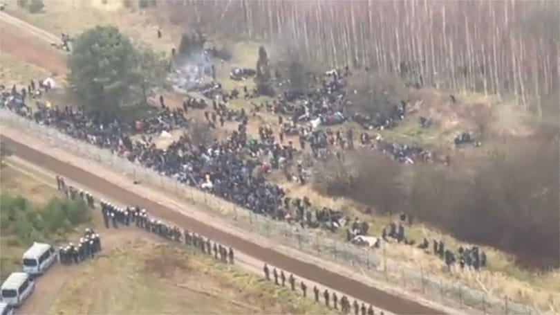 Több száz illegális bevándorló indult el Fehéroroszországban a lengyel határhoz