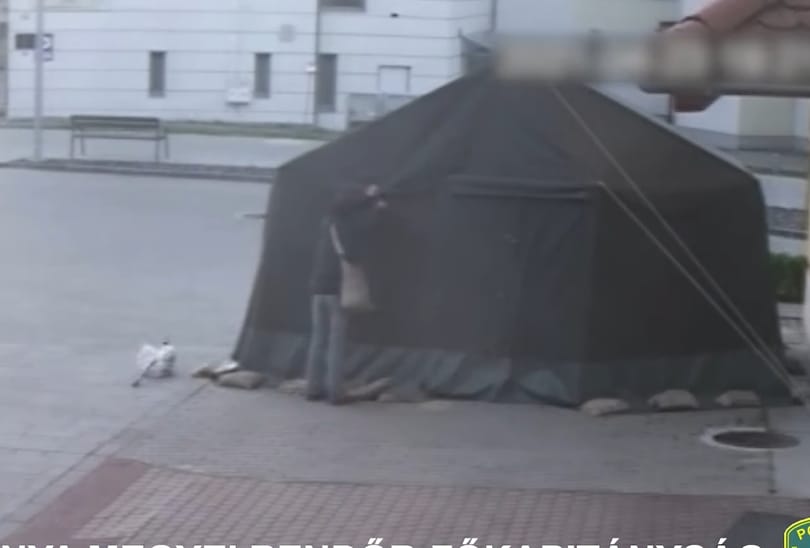Egy 60 éves harkányi nő szétvágott egy rendelő előtti sátrat, mert az szerinte zavarta a városképet