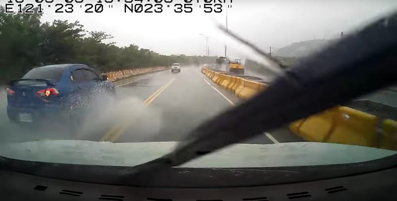 Instant karma: életveszélyesen előzött az autós, ő húzta a rövidebbet – videó