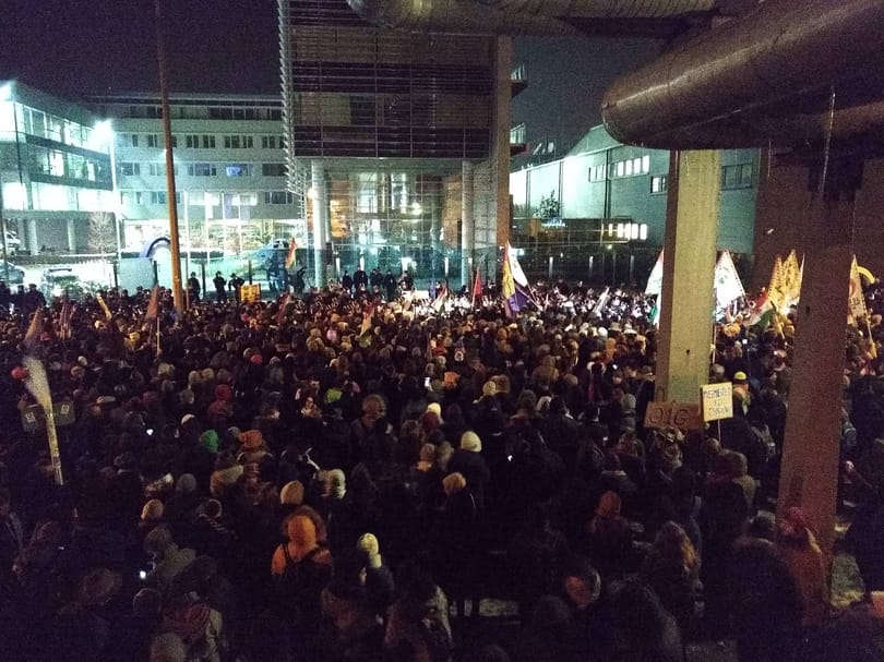 Gördülő tüntetésre hívnak fel az ellenzéki képviselők