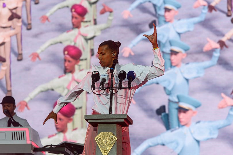 Amit nem láttál jönni a Stromae-koncerten: twerkelő robotkutya a Nagyszínpadon