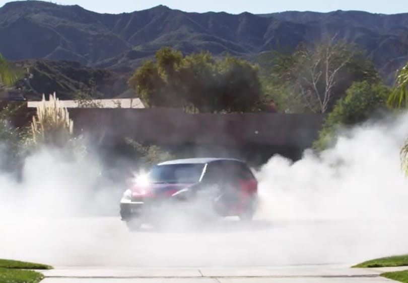 Ken Block babérjaira tör egy kisbuszos családanya – videó