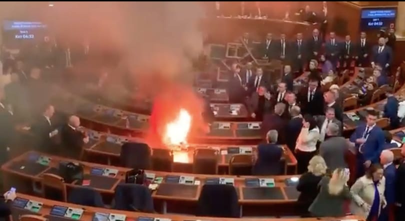 Kisebb tűz keletkezett, amikor az ellenzék füstgyertyákkal tiltakozott az albán parlamentben