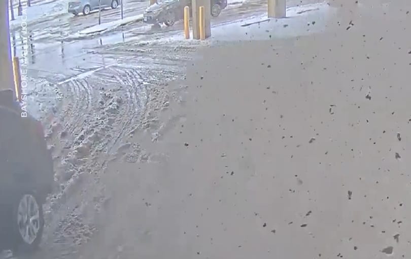 Nem sokon múlt, hogy egy autósra omoljon a mennyezet egy parkolóban - videó