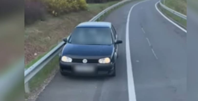 Kiszállt útbaigazítást kérni a forgalommal szemben hajtó autós - videó